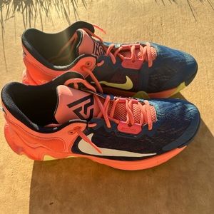 Size 8.5 Giannis Basketball Shoes